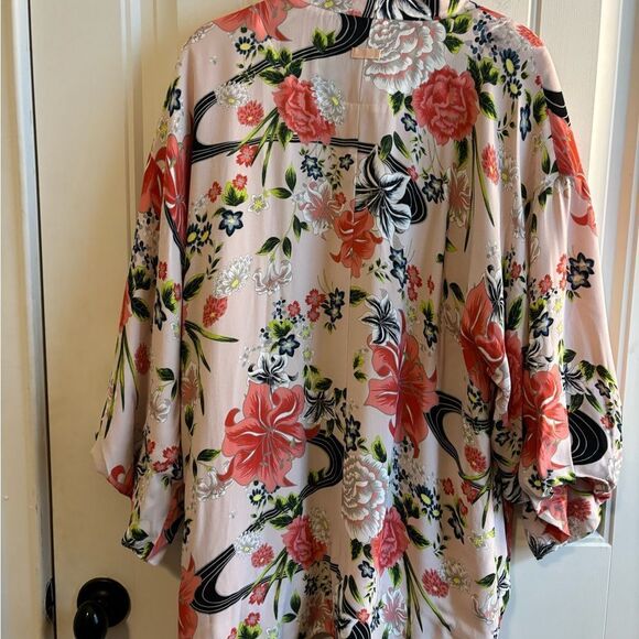 Elizabeth and James Silk Crepe Floral Kimono with Bell Sleeves - Picture 7 of 8
